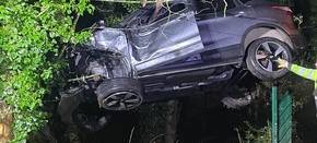 Auto stürzt Hang hinab