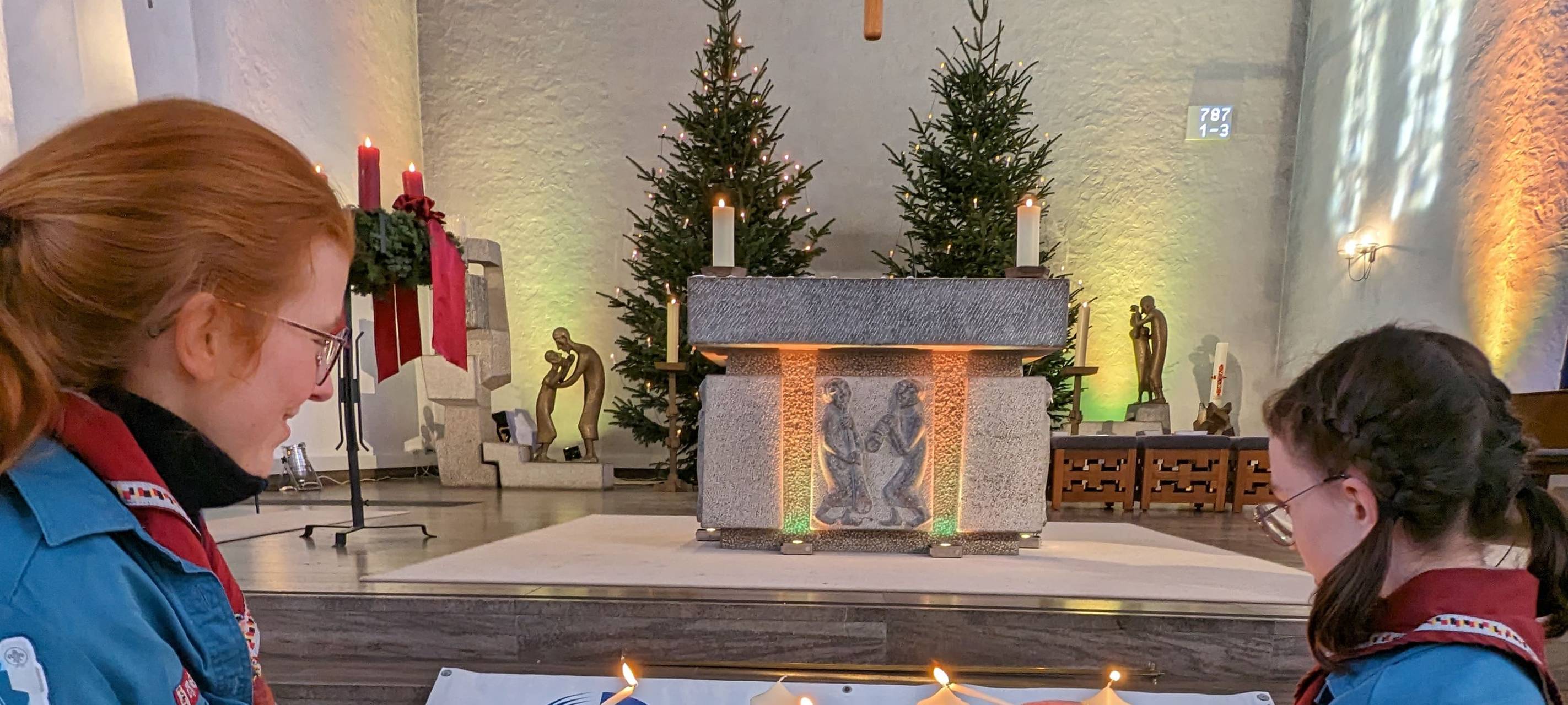 Friedenslicht am Nachmittag in Aachener Rathaus