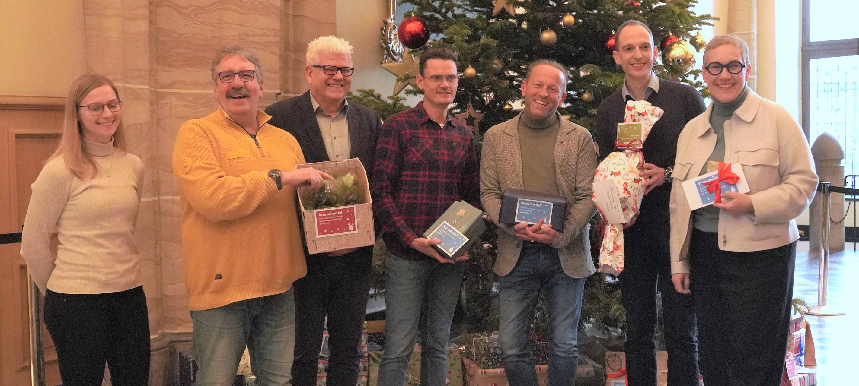 Weihnachts-Wunschbaum in Aachen: Geschenke übergeben