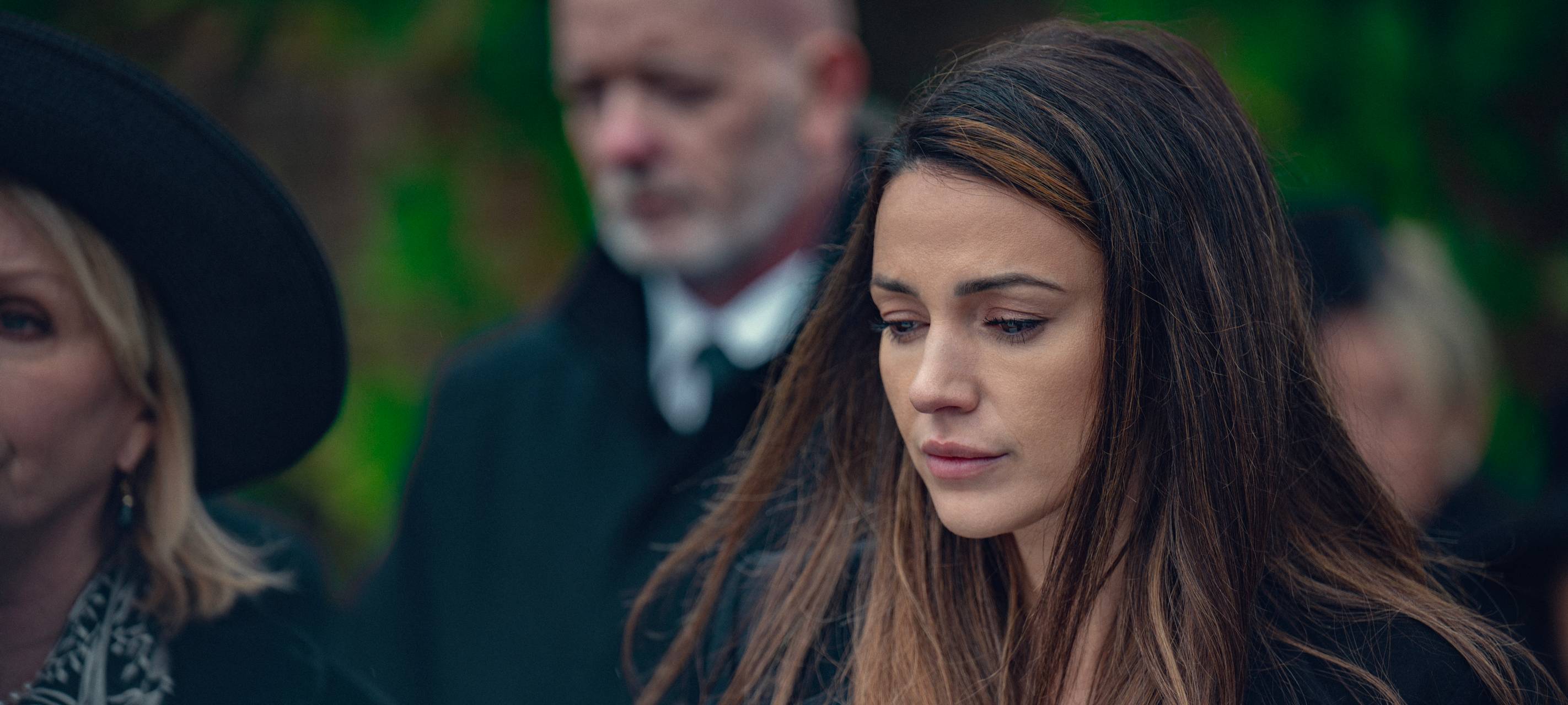 Maya bei der Beerdigung.