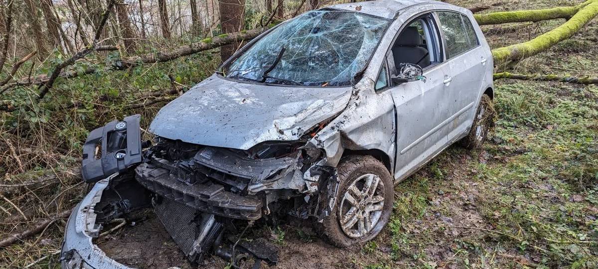 Frau stürzt mit Auto Böschung hinunter