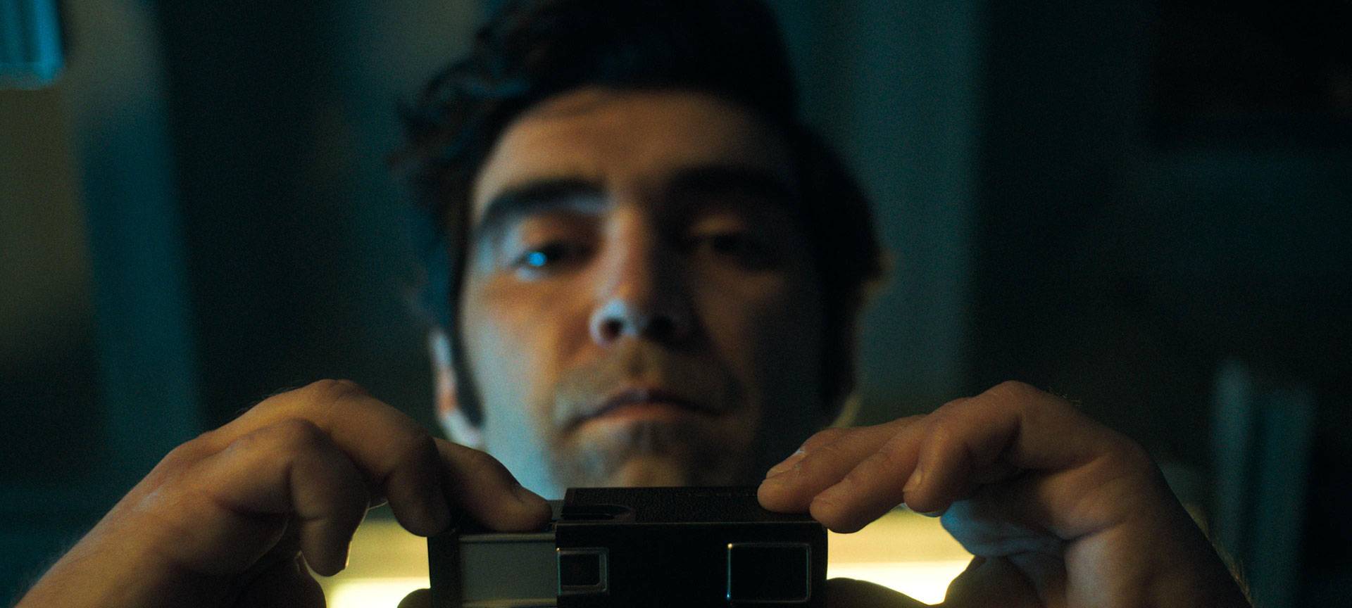 Victor sichtet geheime Informationen.