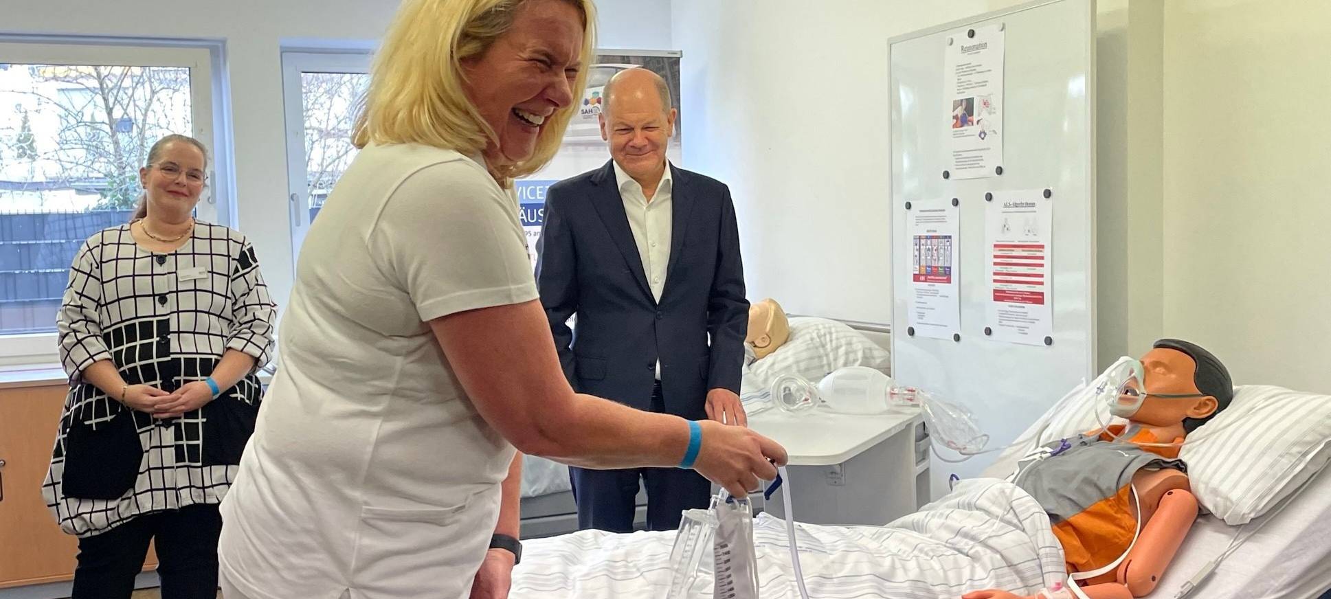 Kanzler Scholz besucht Sankt-Antonius-Hospital und Babor