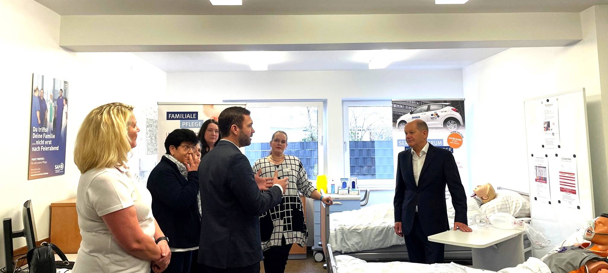 Kanzler Scholz besucht Sankt-Antonius-Hospital und Babor