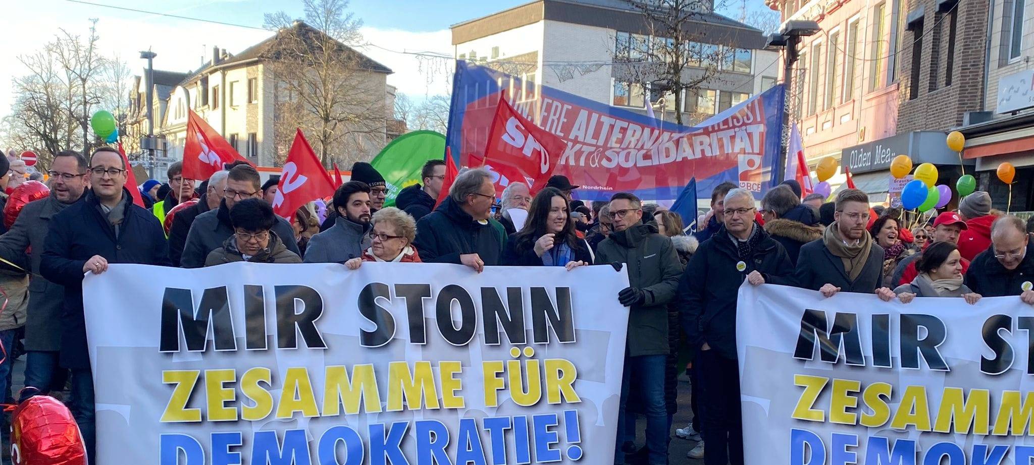 Rund 30.000 Menschen demonstrieren gegen Rechts