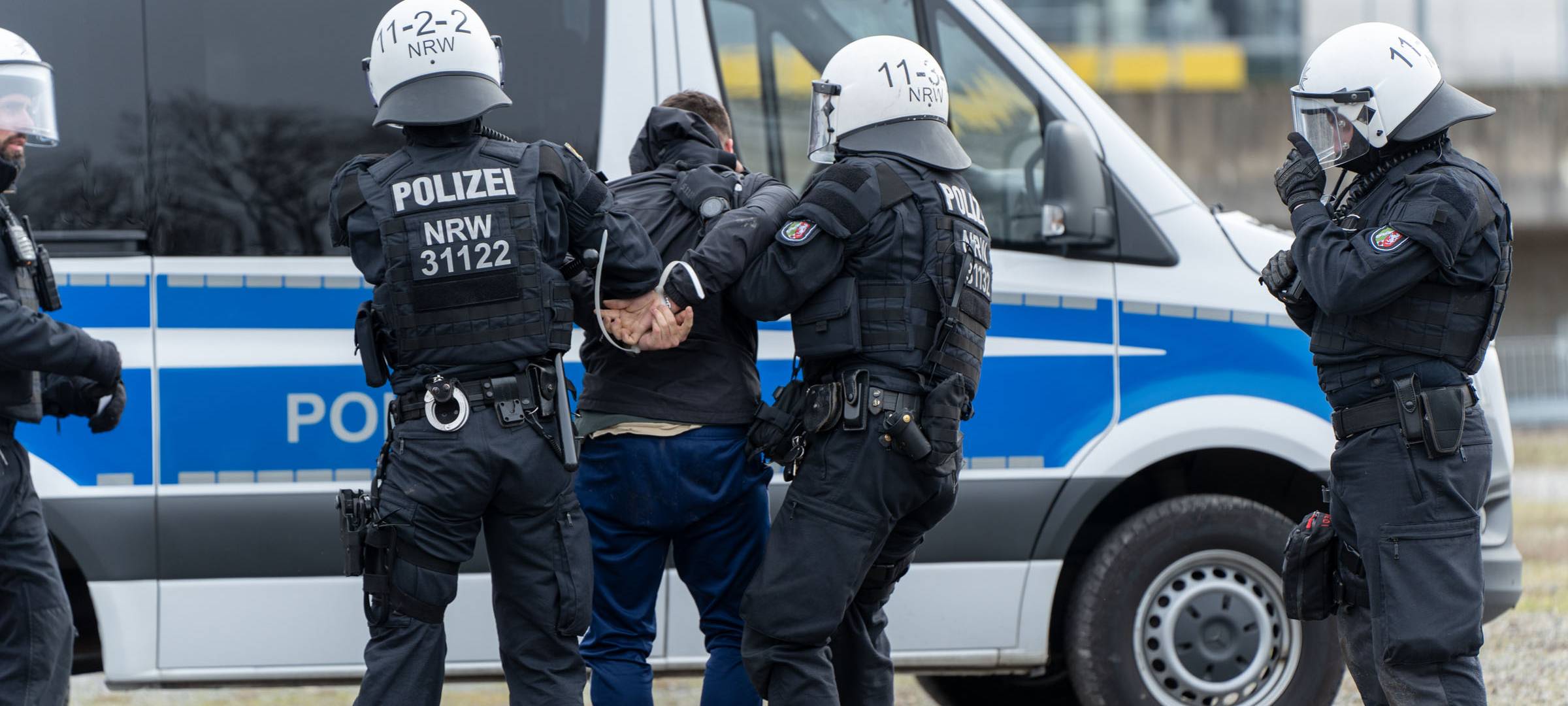 Hundertschaft der Polizei übt am Tivoli