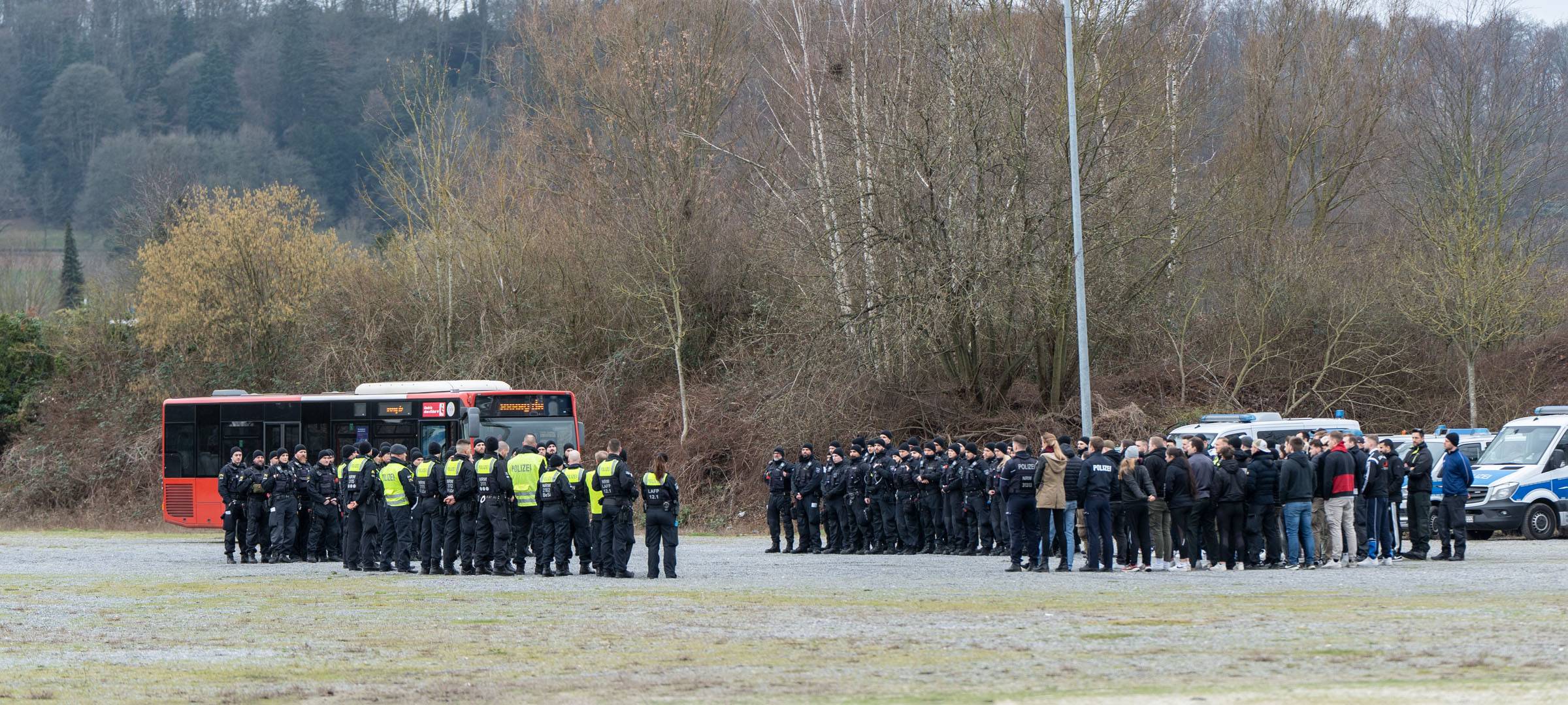 Hundertschaft der Polizei übt am Tivoli