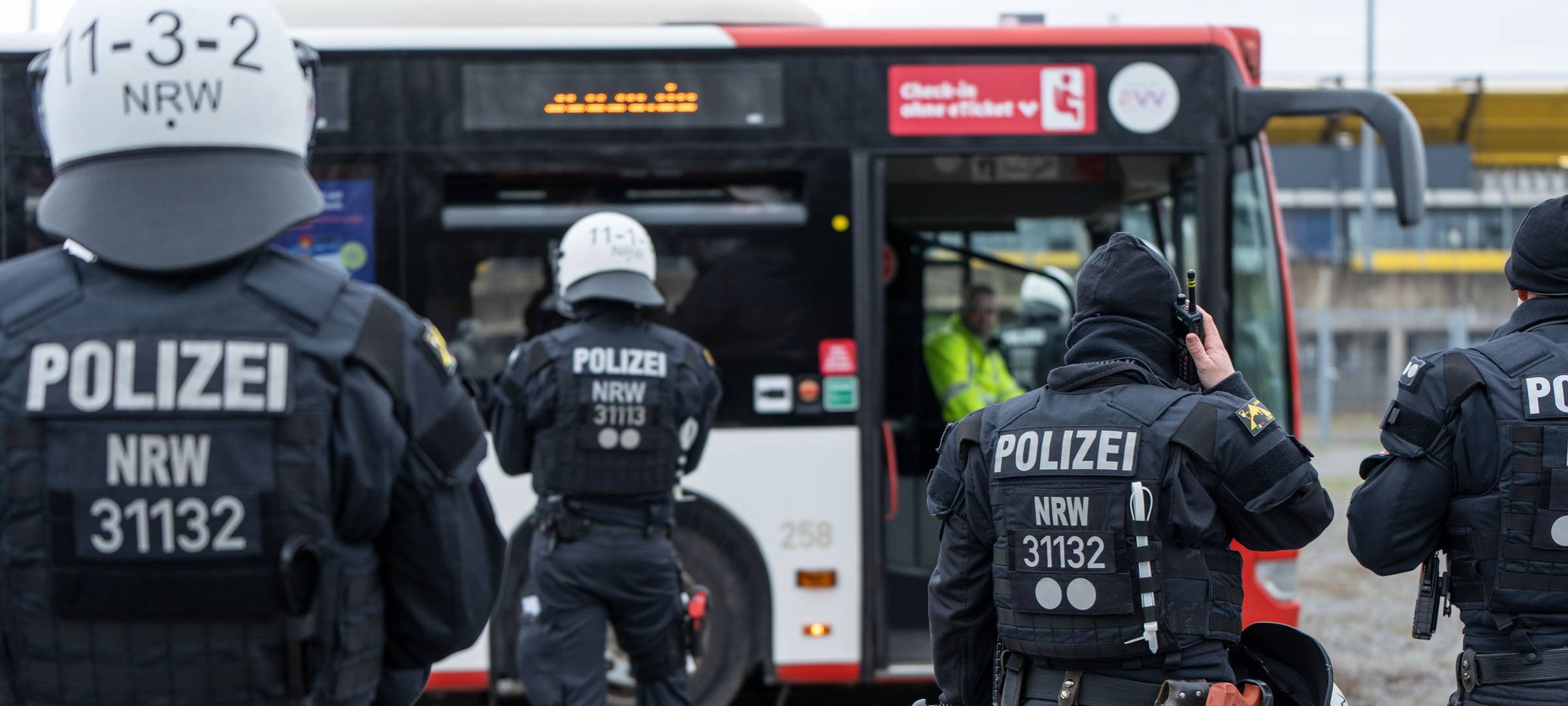 Hundertschaft der Polizei übt am Tivoli