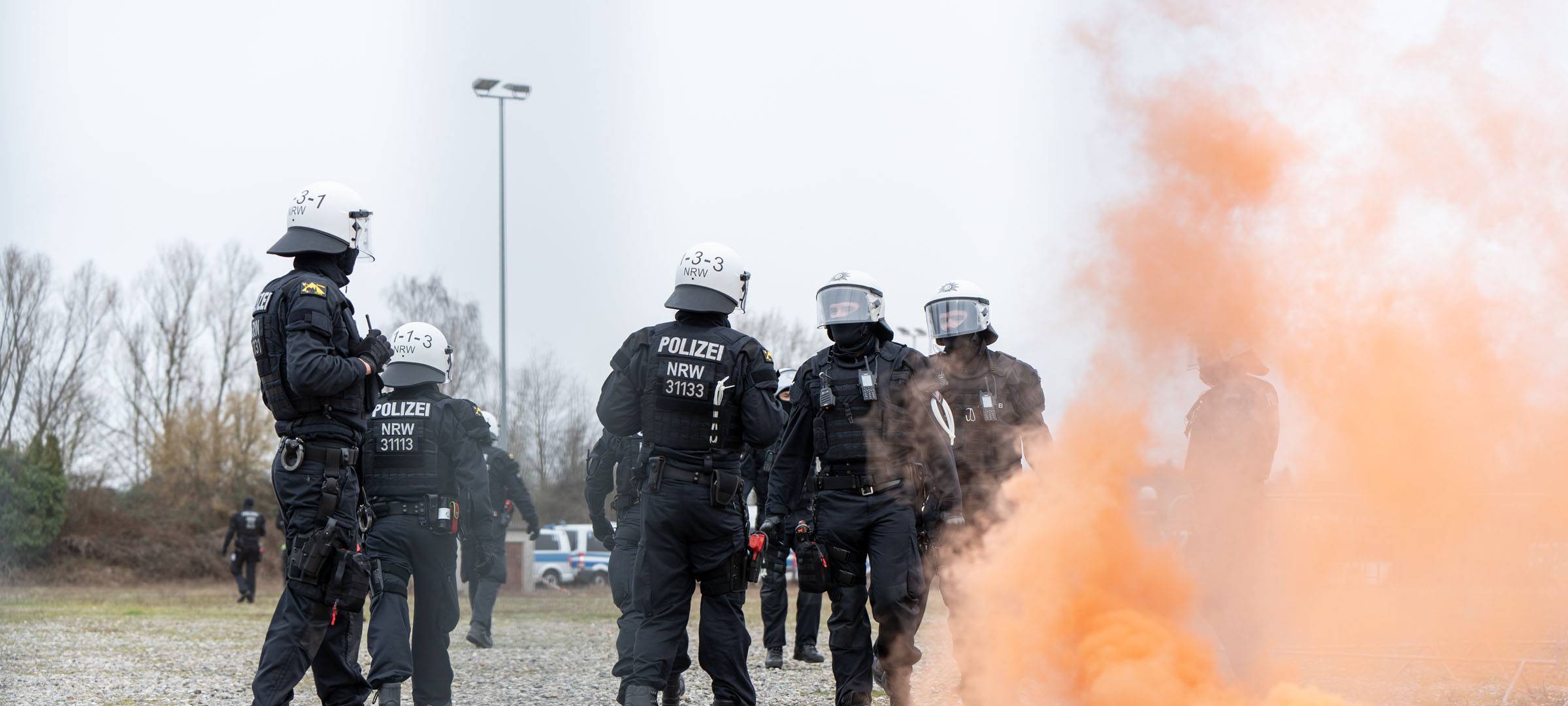 Hundertschaft der Polizei übt am Tivoli