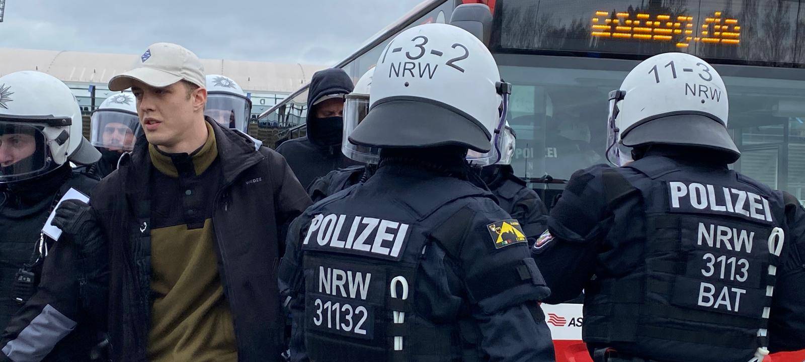 Hundertschaft der Polizei übt am Tivoli