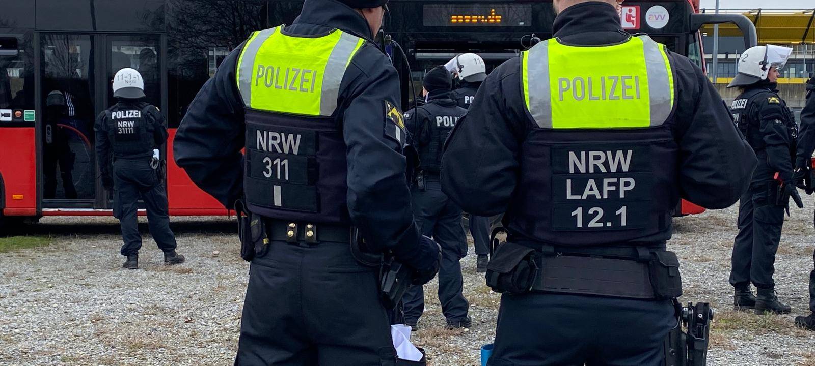 Hundertschaft der Polizei übt am Tivoli