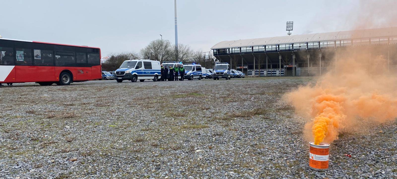 Hundertschaft der Polizei übt am Tivoli