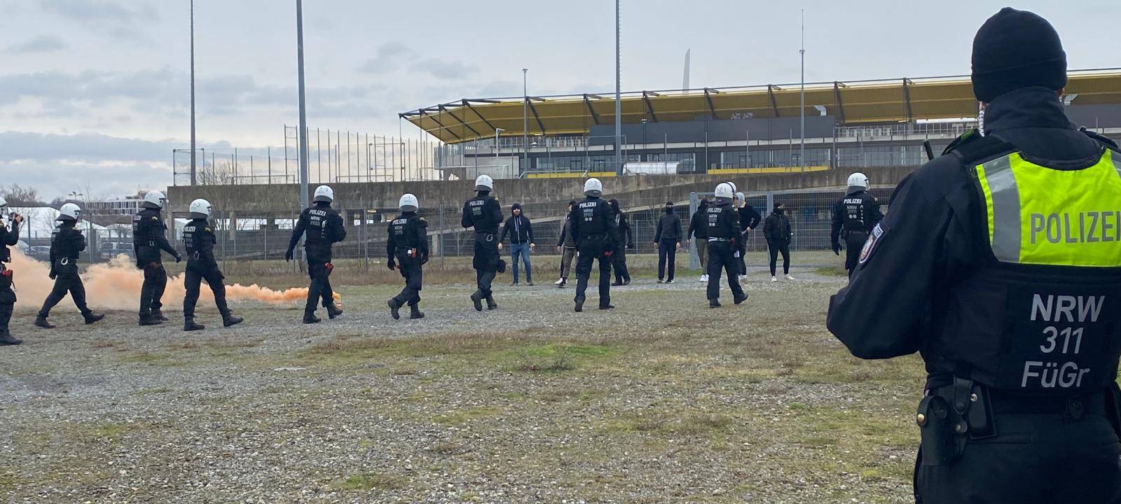 Hundertschaft der Polizei übt am Tivoli