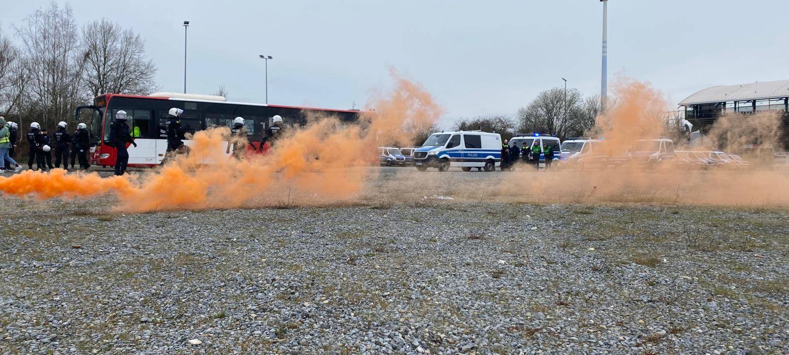 Hundertschaft der Polizei übt am Tivoli