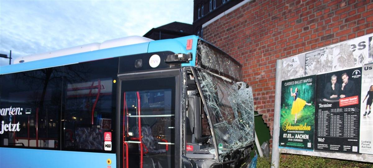 Linienbus kracht in Hauswand - 13 Verletzte