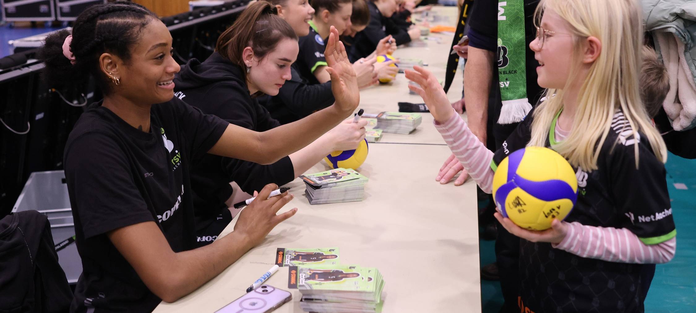 Ladies in Black beenden Saison mit Autogrammstunde