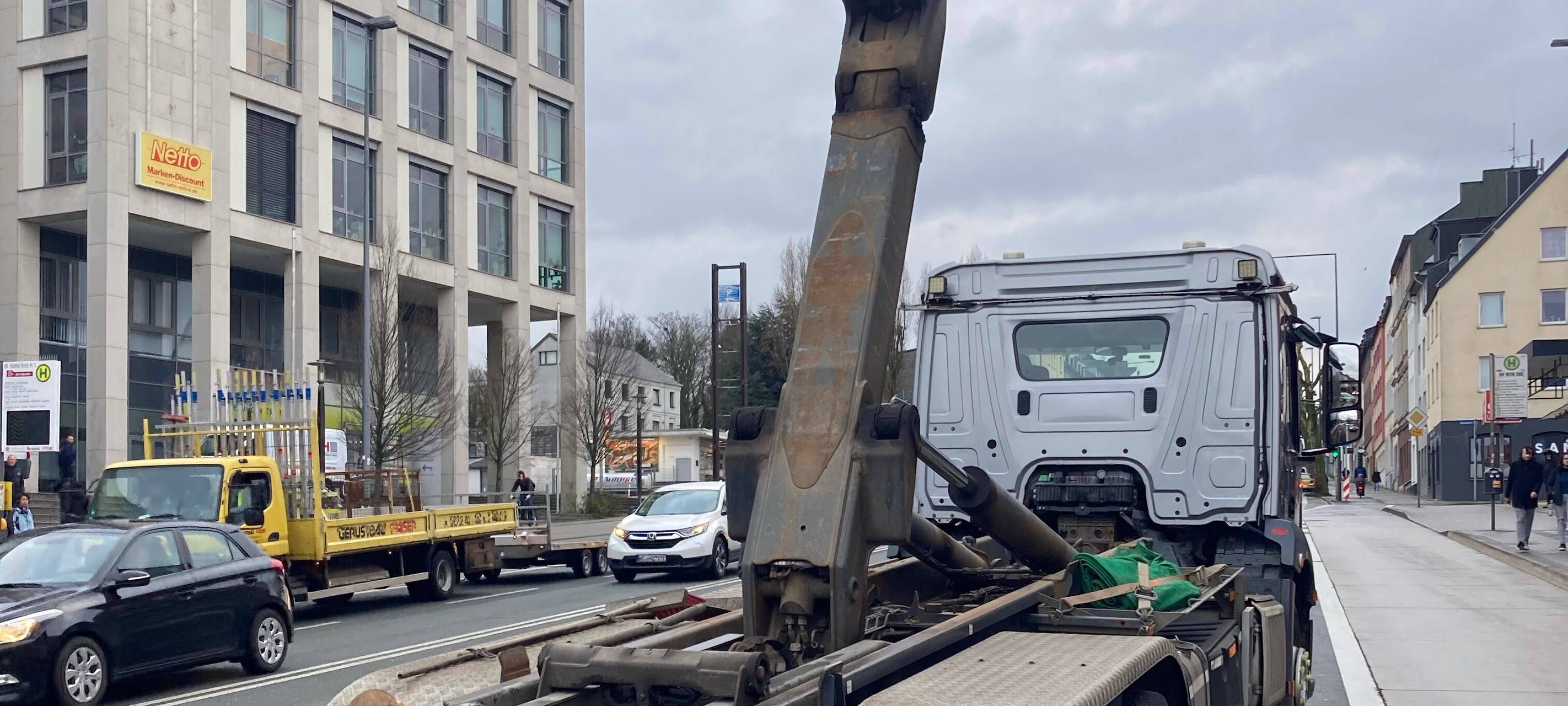 Rothe Erde: LKW bleibt an Eisenbahnbrücke hängen