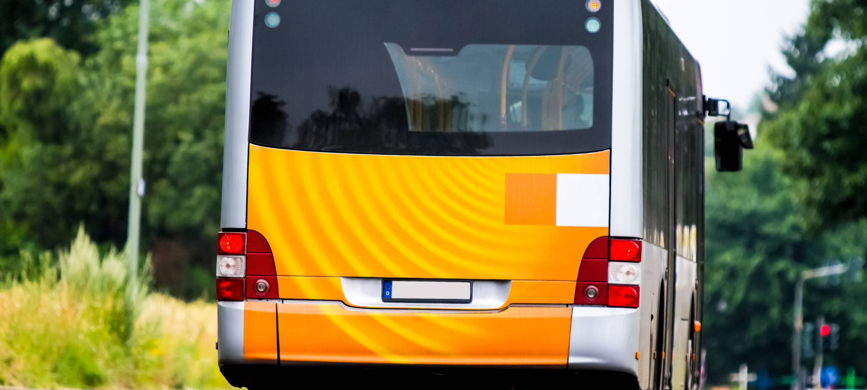 Mann entblö´ßt sich vor Bus