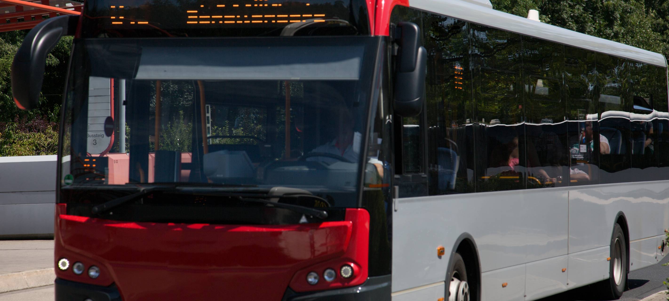 Autofahrerin übersieht Bus