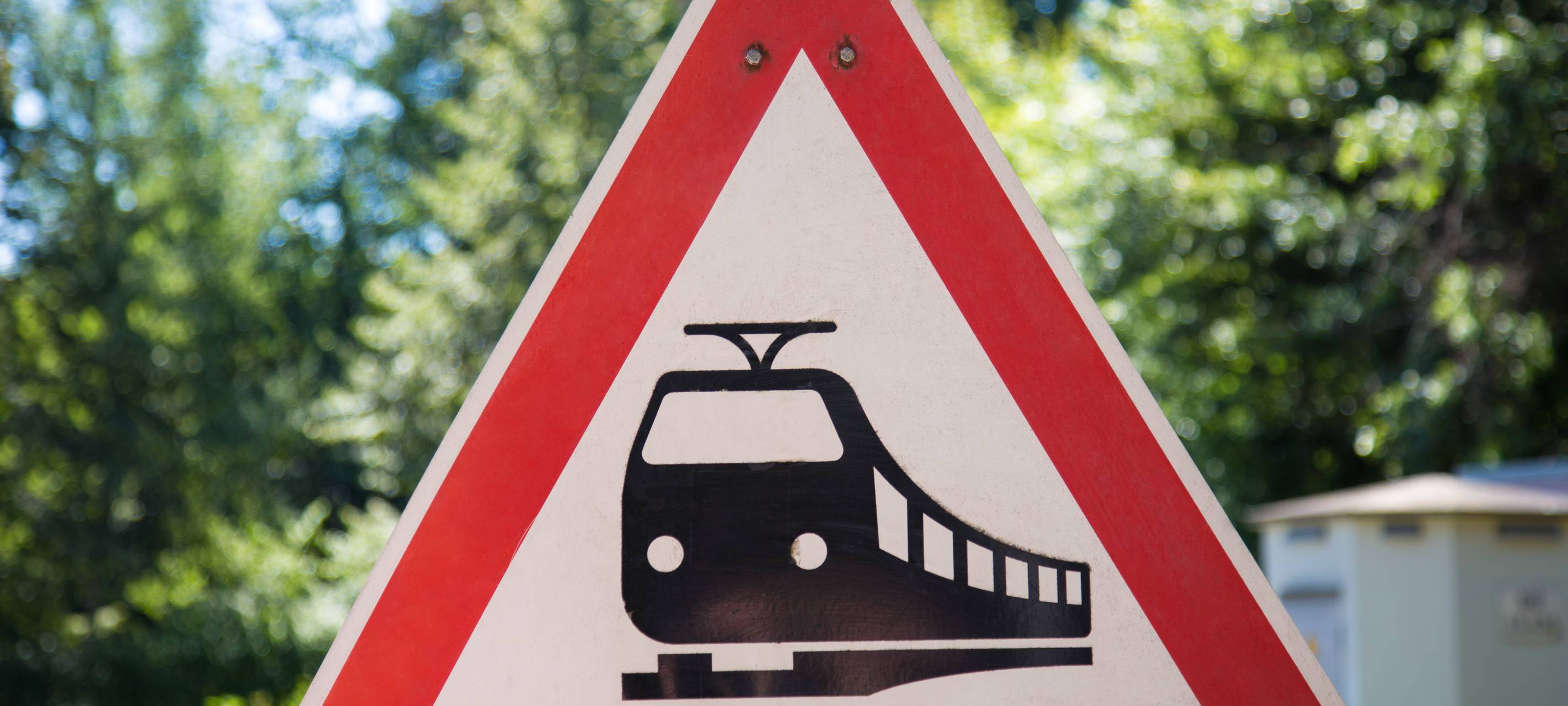 Bus steckt in Bahnschranke fest