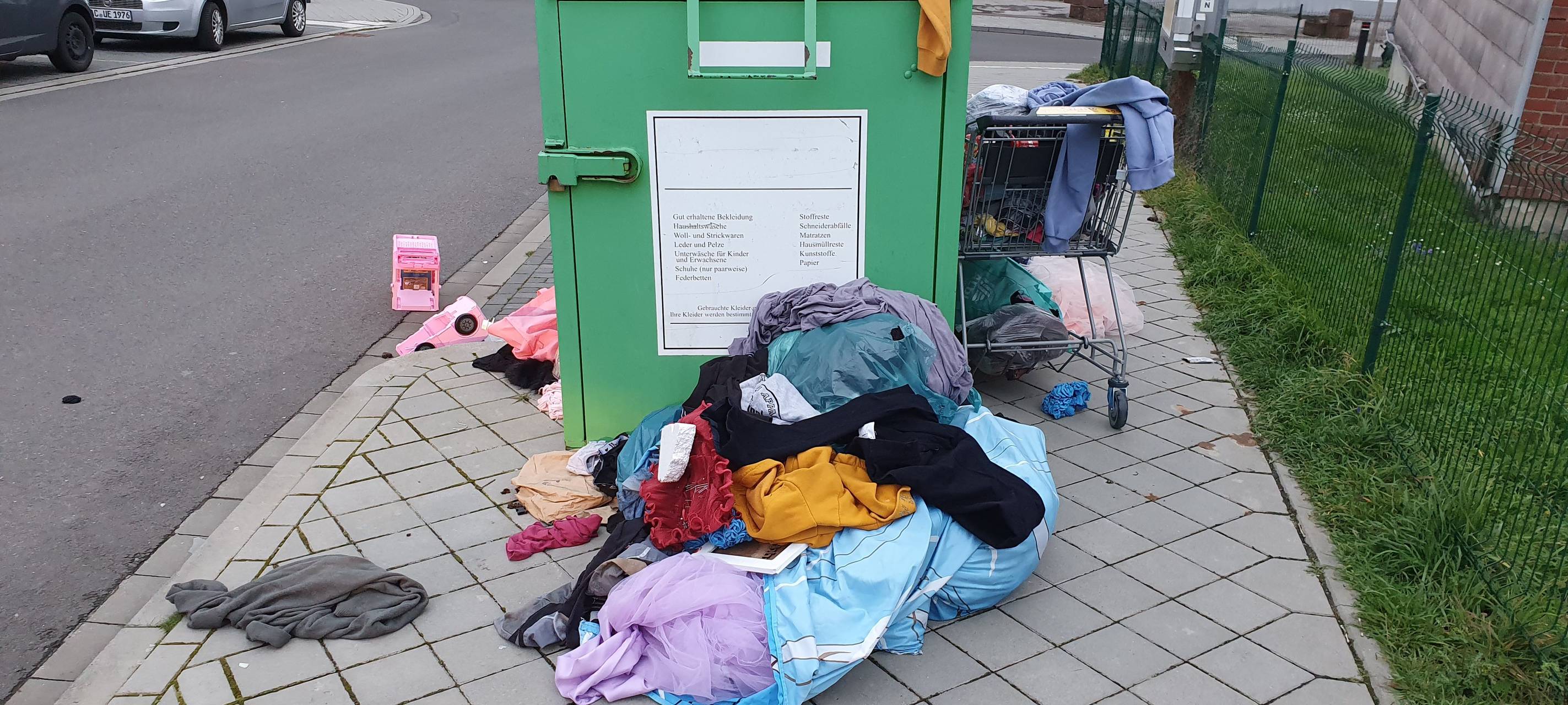 Stolberg: Wilder Müll an Glas- und Kleidercontainern