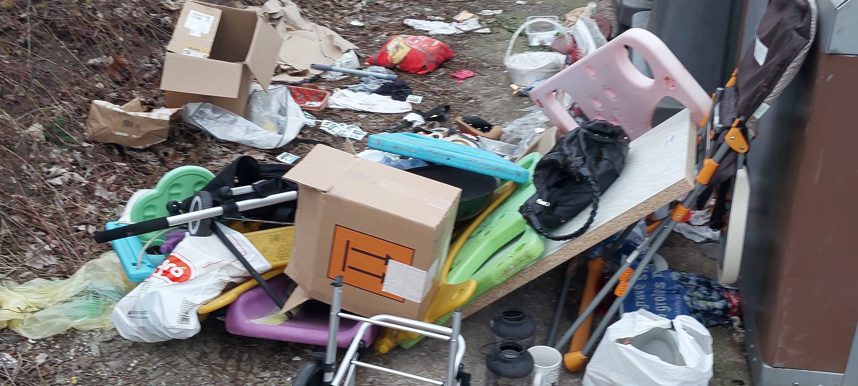 Stolberg: Wilder Müll an Glas- und Kleidercontainern