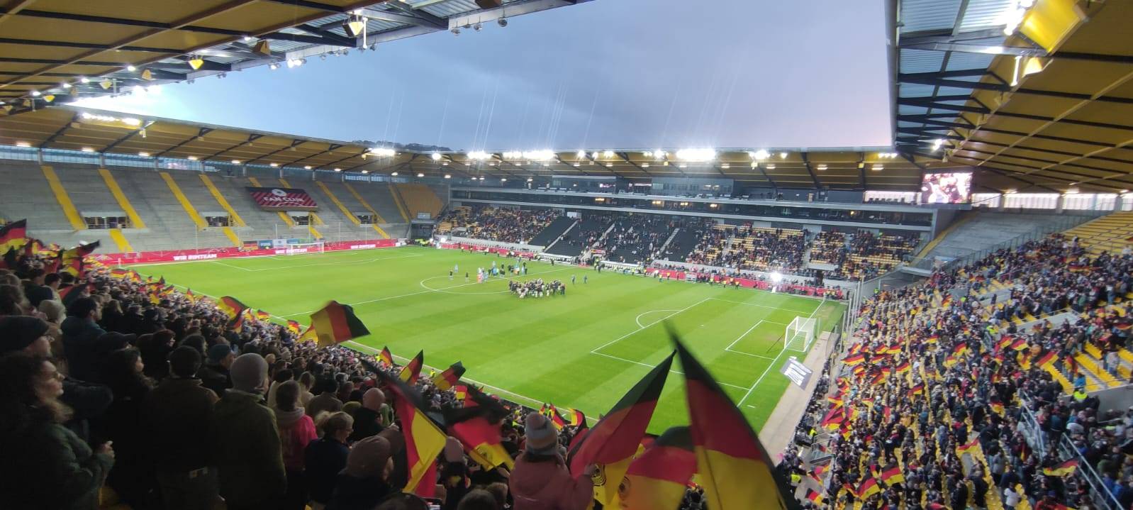 DFB-Frauen gewinnen am Tivoli mit 3:1 gegen Island
