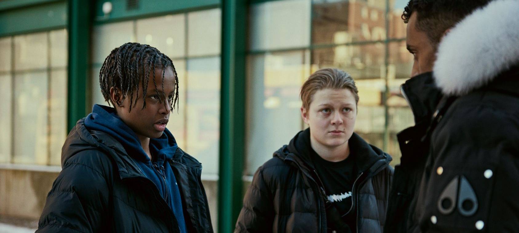 Billy und Dogge verticken auf der Straße.