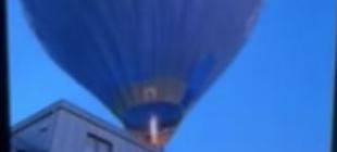 Heißluftballon streift Hausdach in Eschweiler