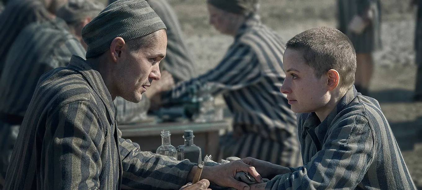 Lale tätowiert Gita.