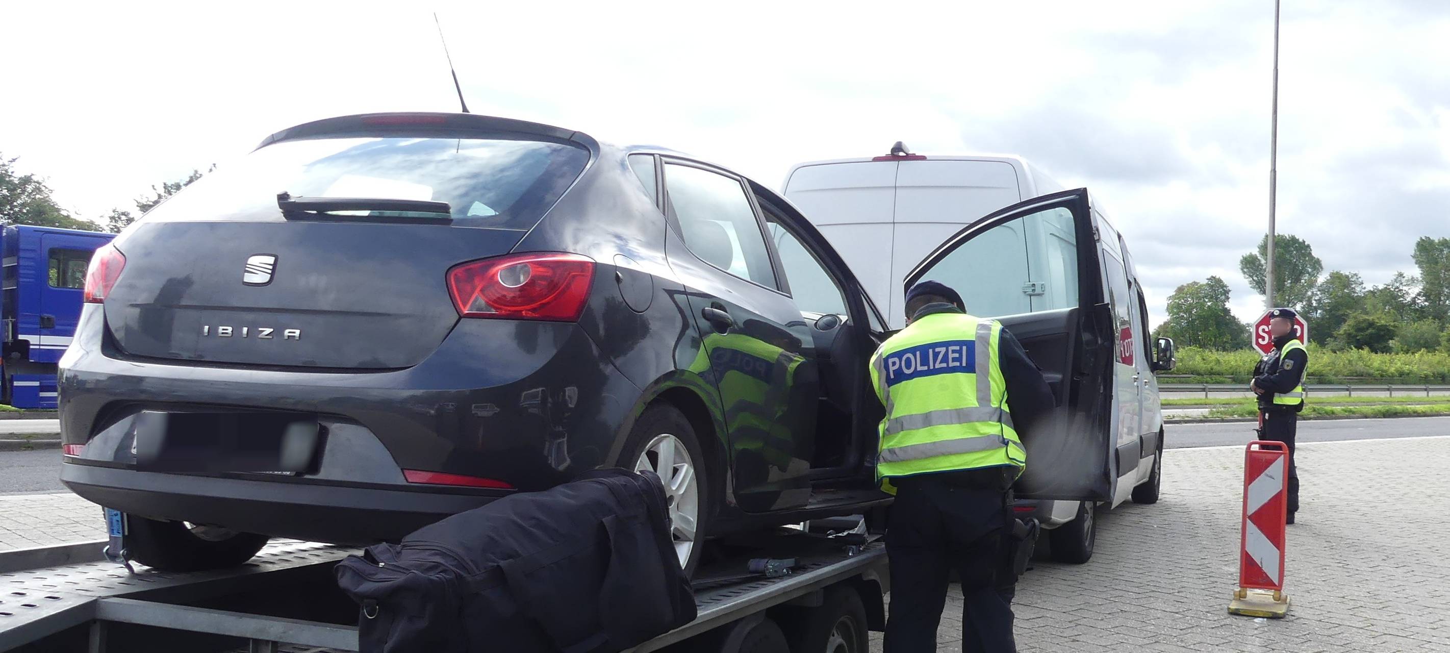 Vier Haftbefehle und ein gestohlenes Fahrzeug: Fahndungserfolge bei Grenzkontrollen