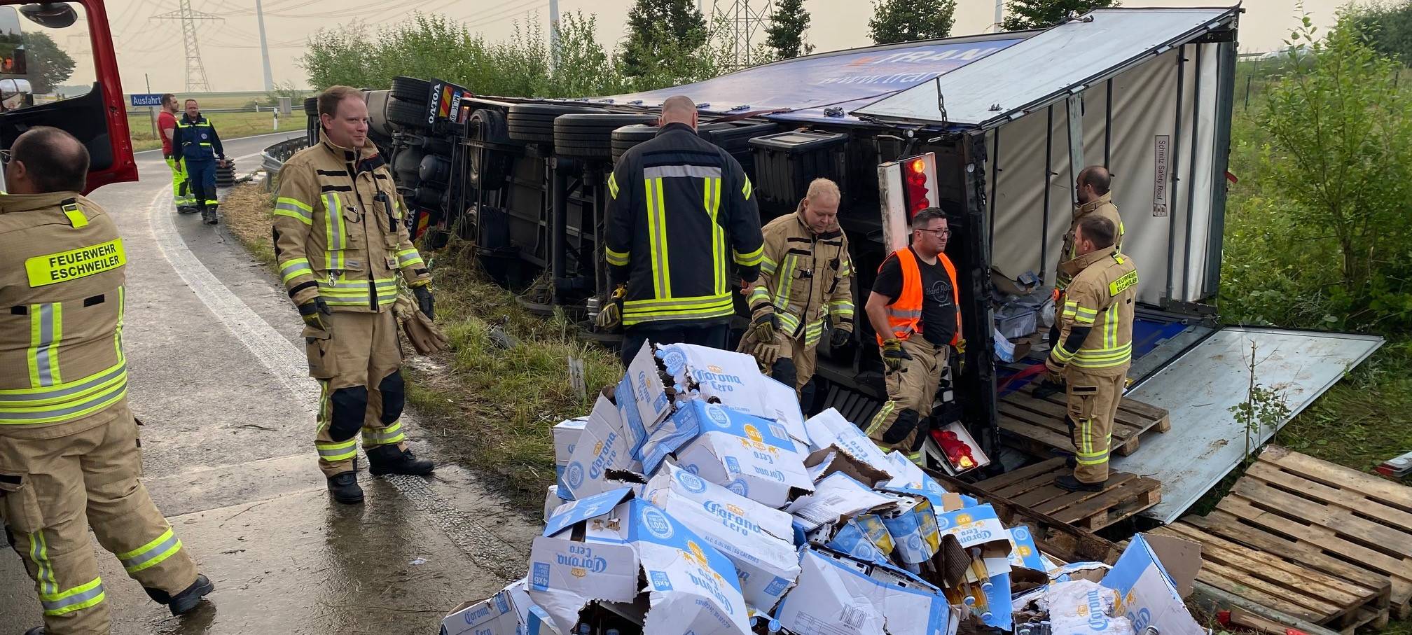 LKW auf A4 zwischen Weisweiler und Langerwehe umgekippt