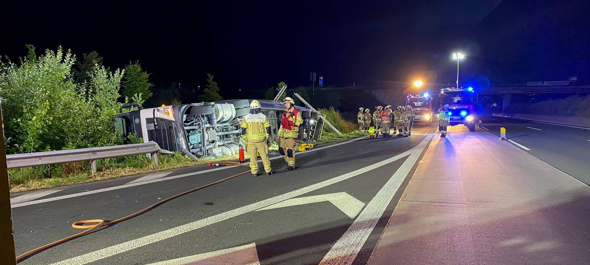 LKW auf A4 zwischen Weisweiler und Langerwehe umgekippt