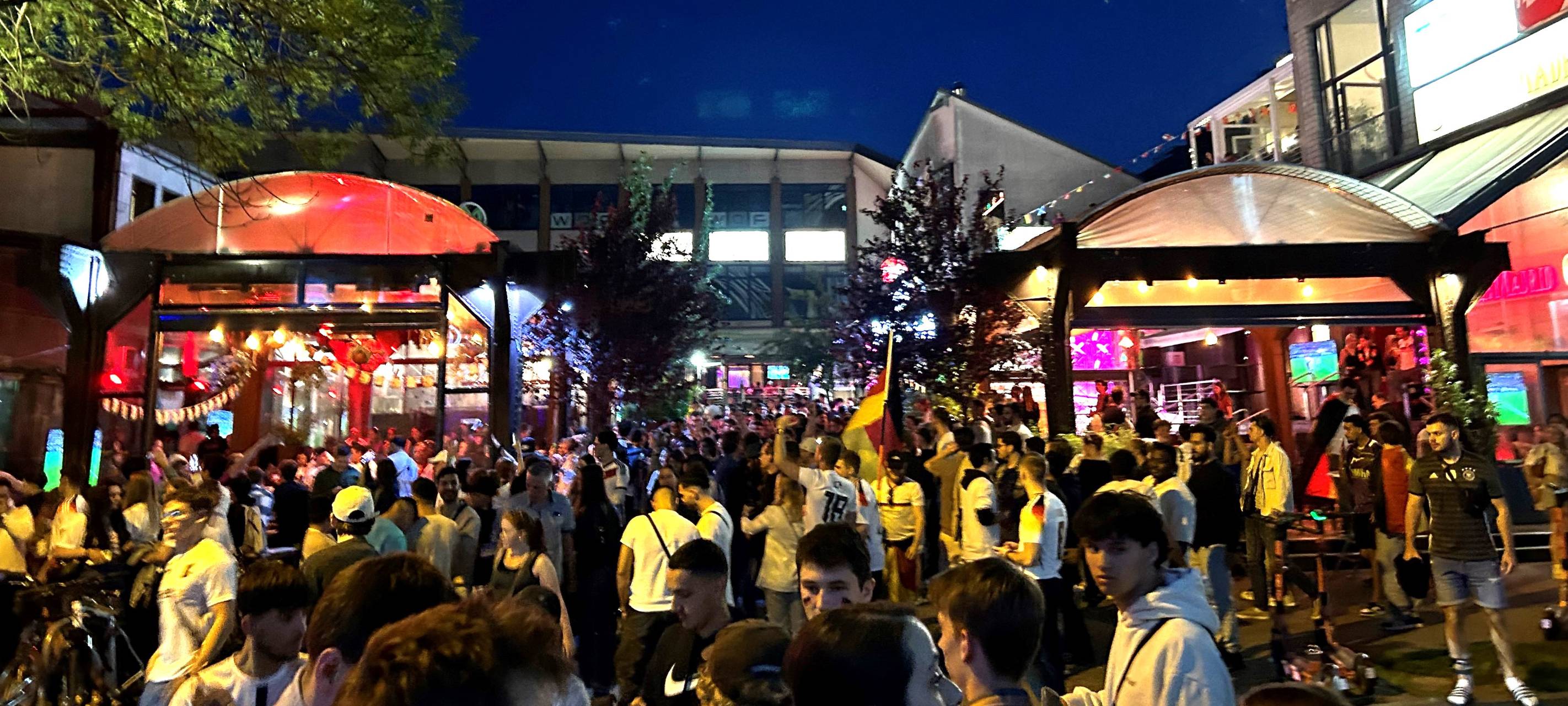 Friedliches und verhaltenes Feiern auf der Pontstraße