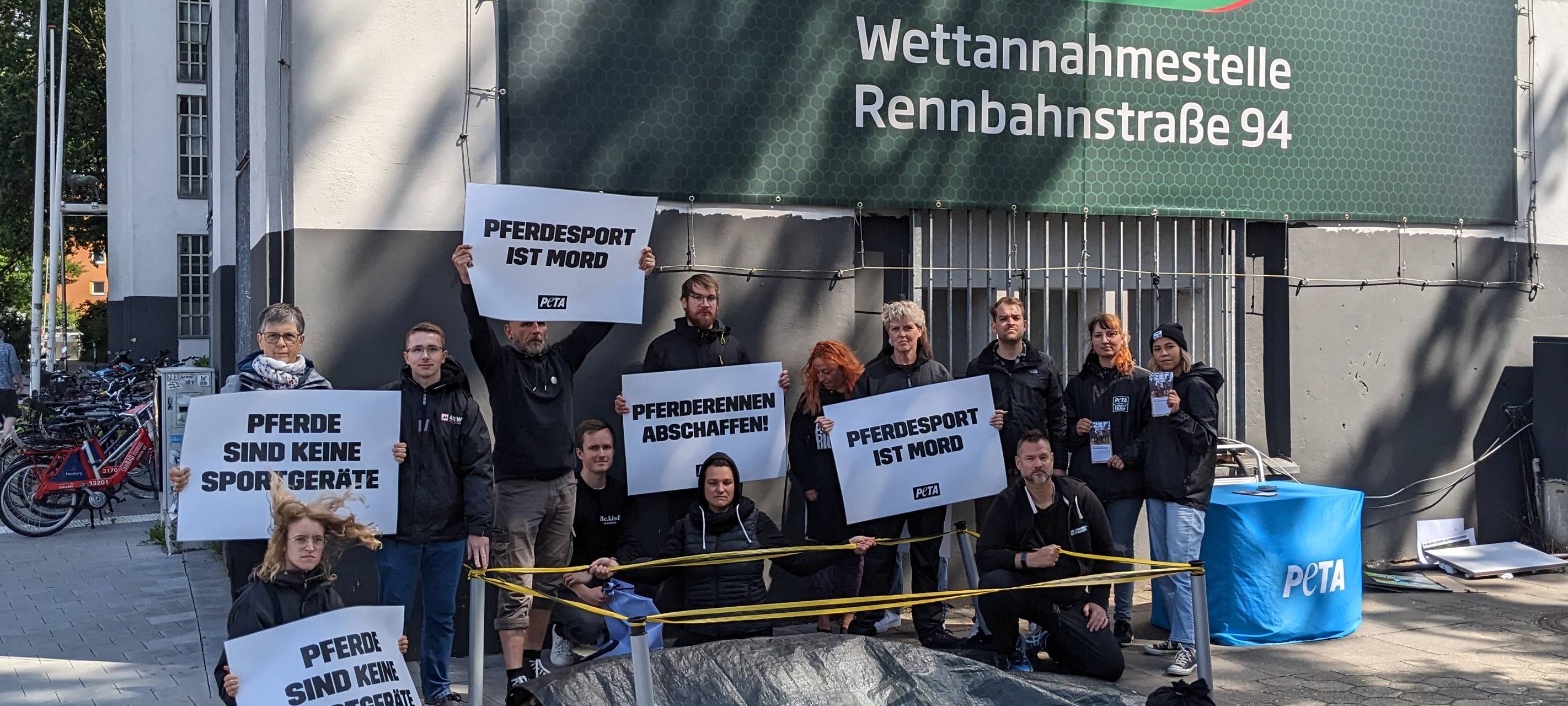 Ähnliche Aktion von PETA vor dem Hamburger Derby im Juli 2023