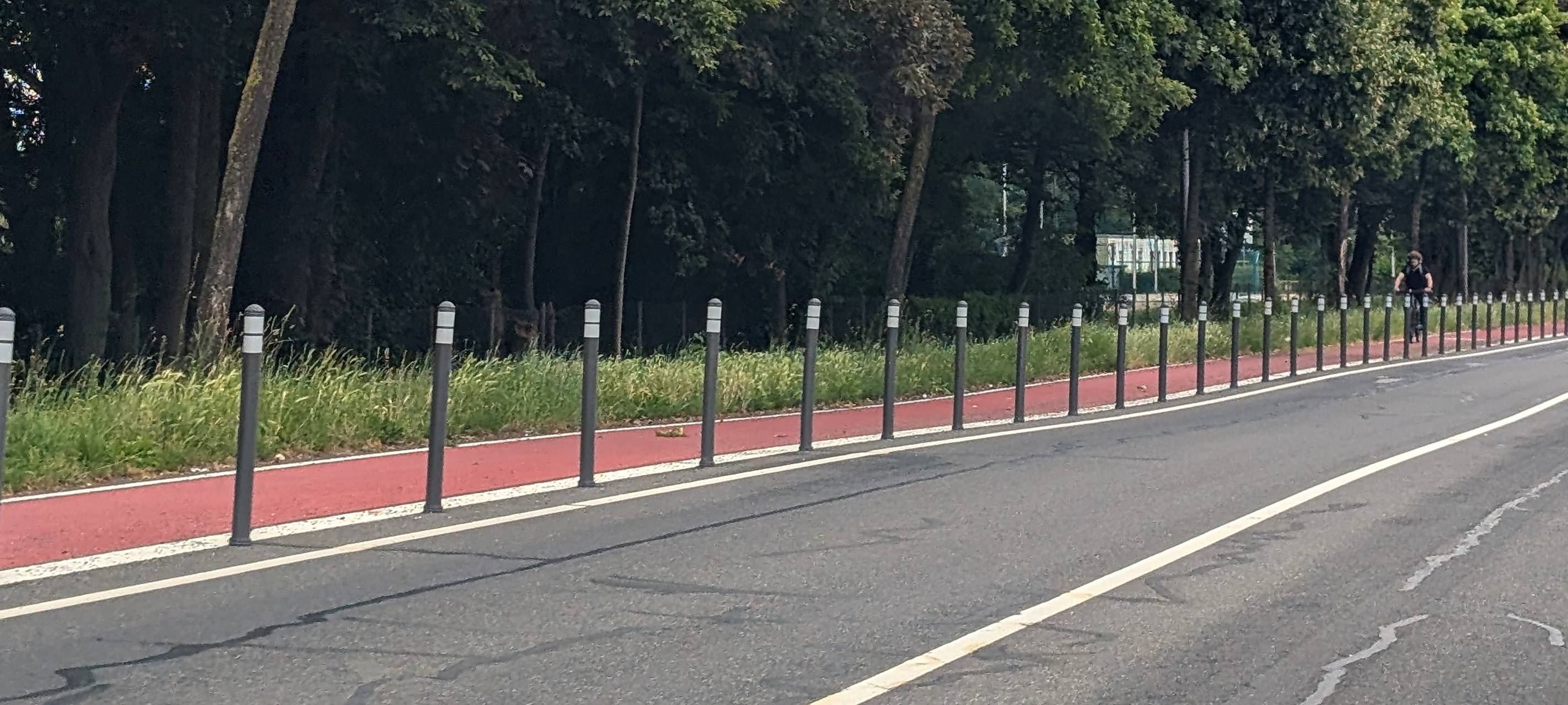 Protected Bike Lane auf der Heinrichs- und Monheimsallee
