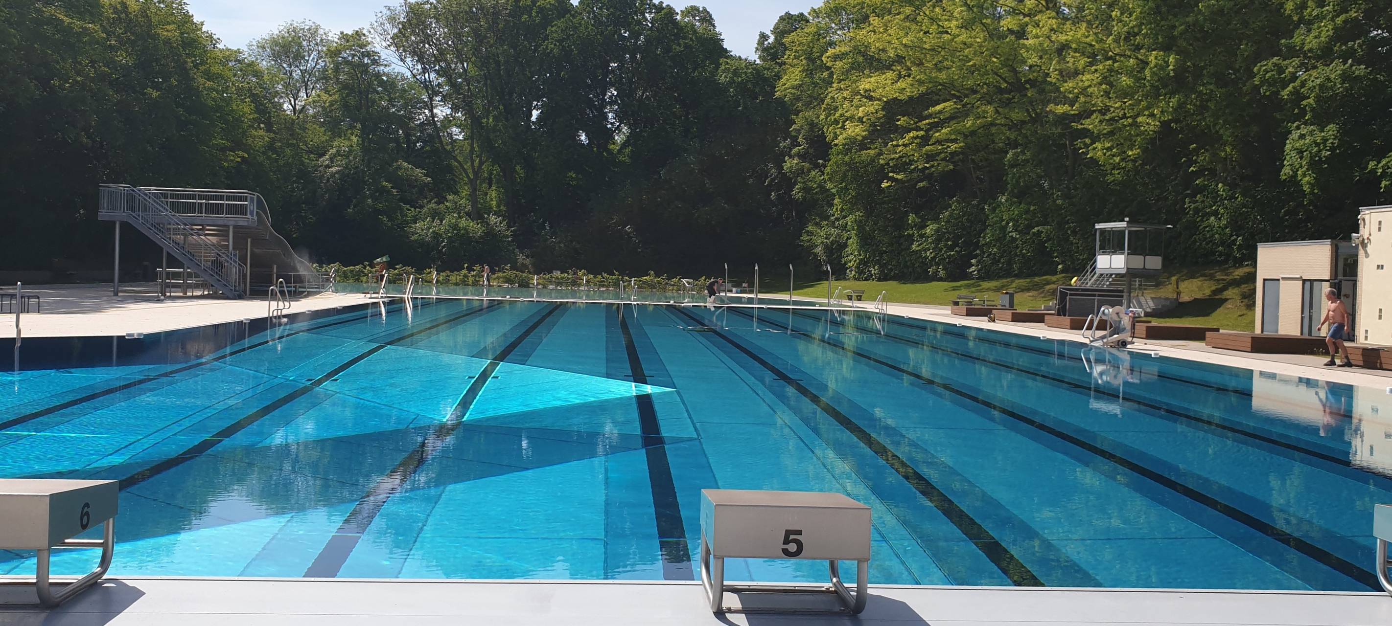 Mann stirbt nach Sturz im Hangeweiher