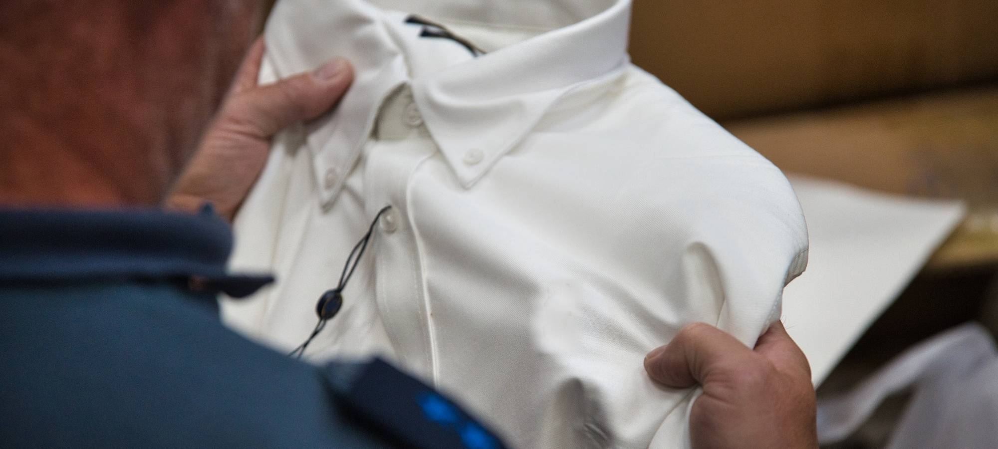 Aachener Zoll stellt knapp fünf Tonnen gefälschter Hemden sicher