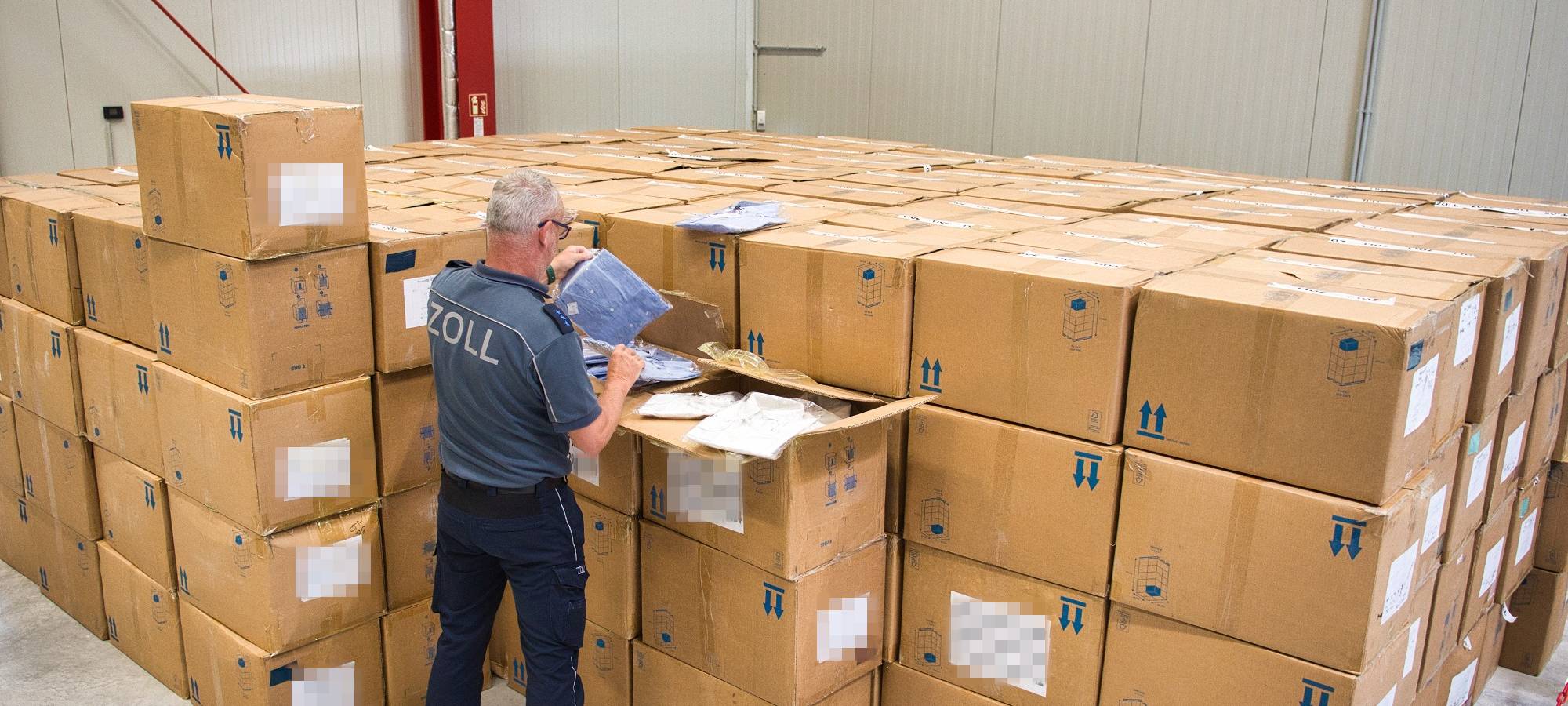 Aachener Zoll stellt knapp fünf Tonnen gefälschter Hemden sicher