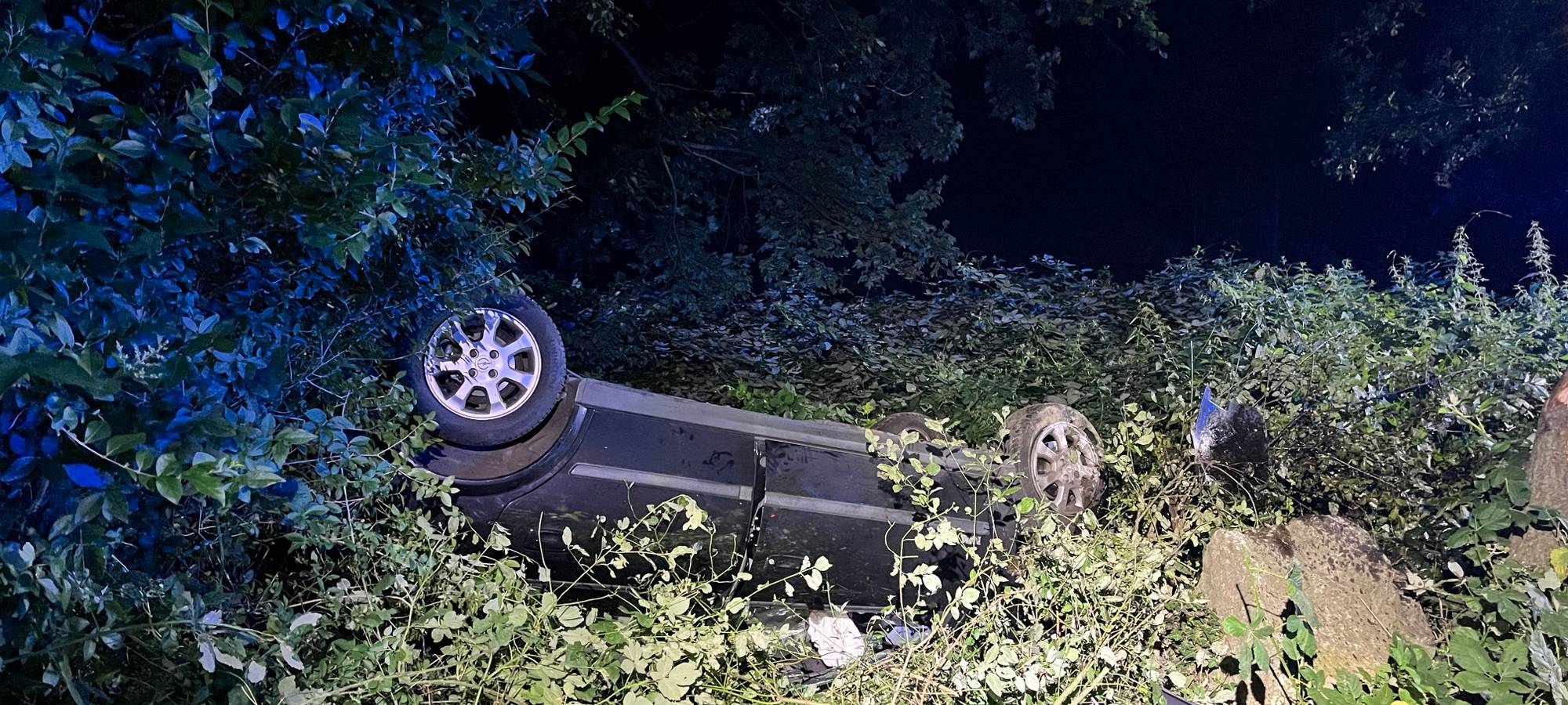 Auto landet bei Unfall in Stolberg auf dem Dach