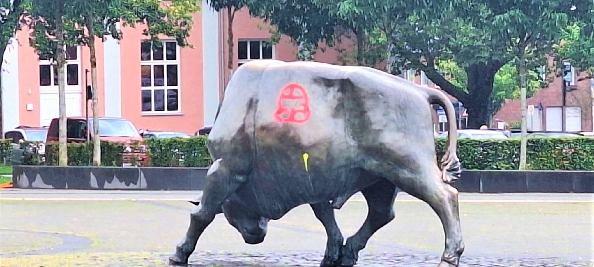 Brander Stier beschmiert