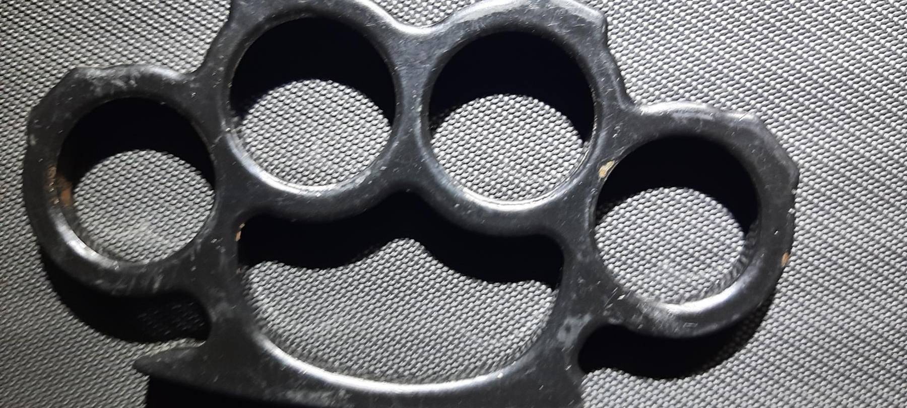 Auto unversichert und Schlagring dabei