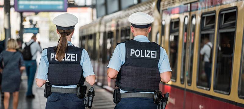 Mann belästigt Jugendliche im Zug