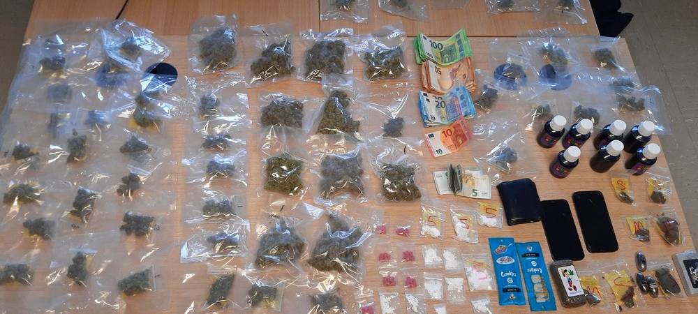 A44: Mit illegalen Drogen eingereist