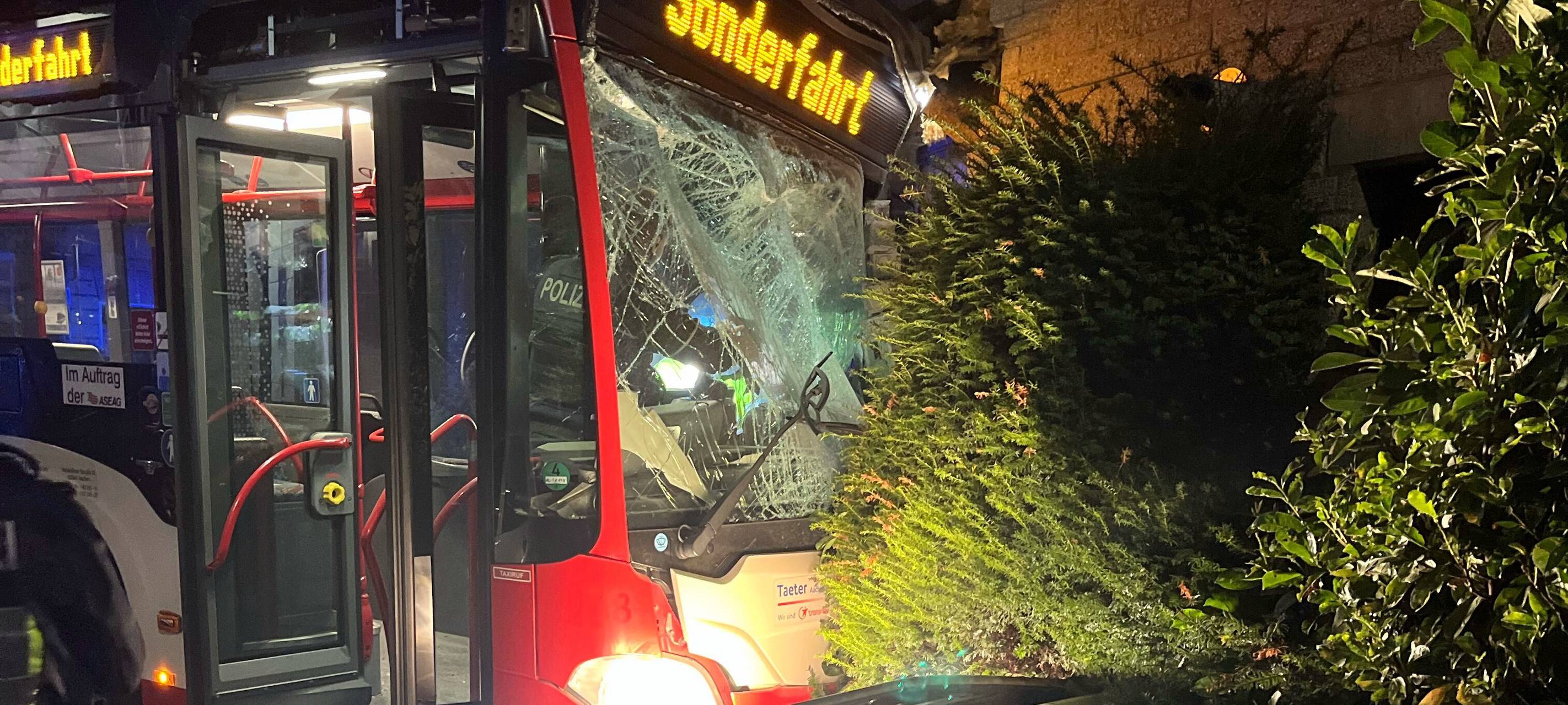 Aachen-Haaren: Bus kracht in Wohnhaus