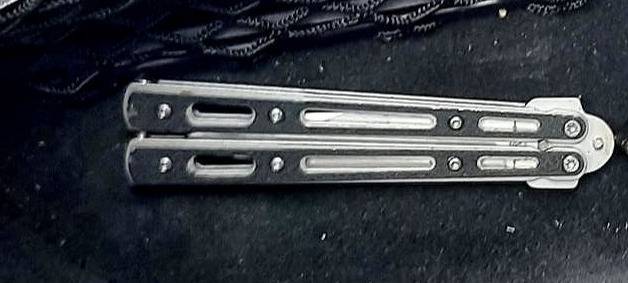 Bundespolizei: Schlagring und Butterflymesser entdeckt