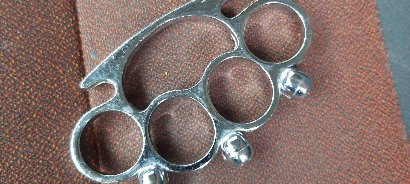 Bundespolizei: Schlagring und Butterflymesser entdeckt