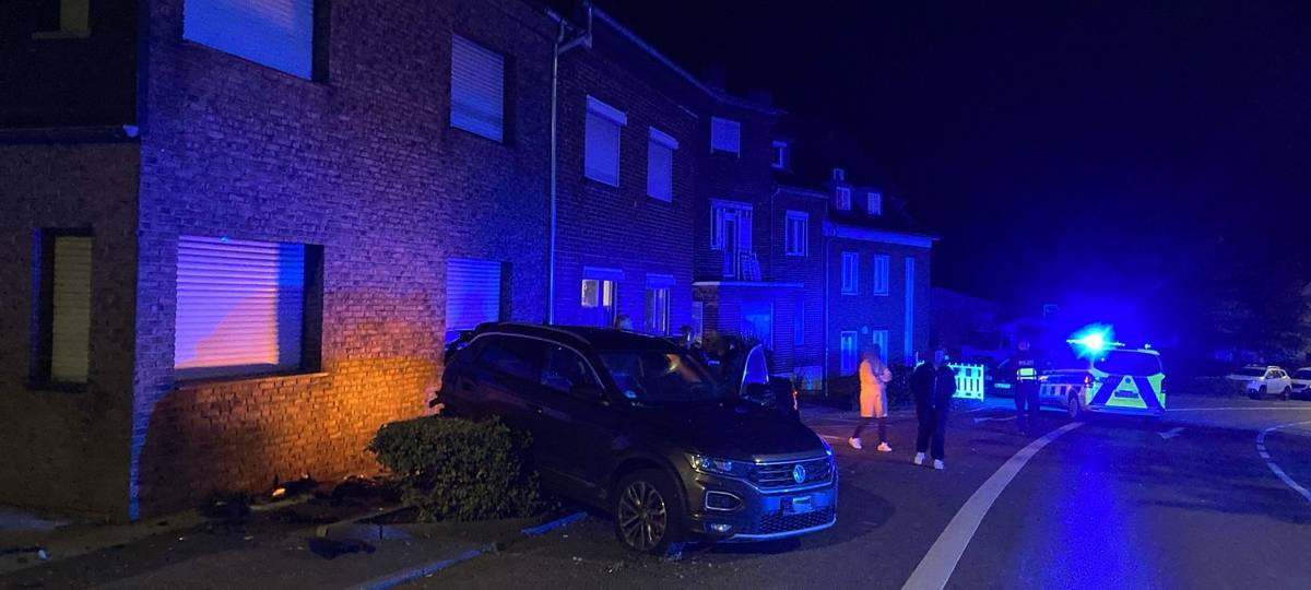 Alkohol am Steuer: 19-Jähriger landet mit Auto an Hauswand
