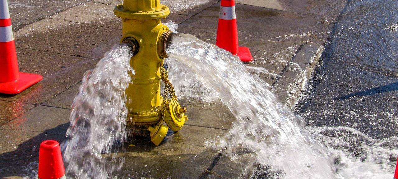 Wüllnerstraße: Bagger beschädigt Hydrant