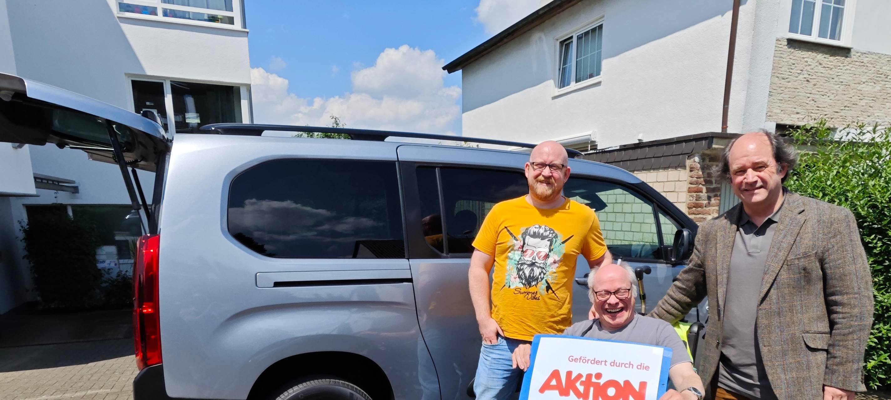 Die Aktion Mensch hat ein neues rollstuhlgerechtes Fahrzeug für den VKM Aachen gefördert. VKM-Geschäftsführer Arnold Schweden (r.) und die Klienten des Betreuten Wohnens an der Welkenrather Straßen sagen von Herzen „Danke!“.